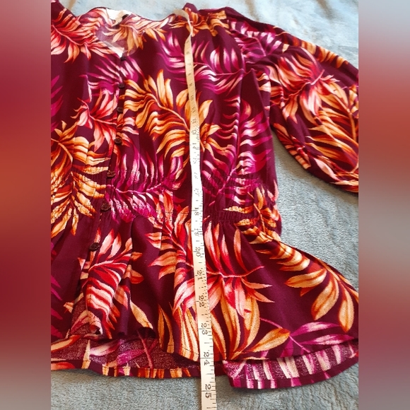 Sofia Vergara Floral Blouse. - Picture 4 of 6